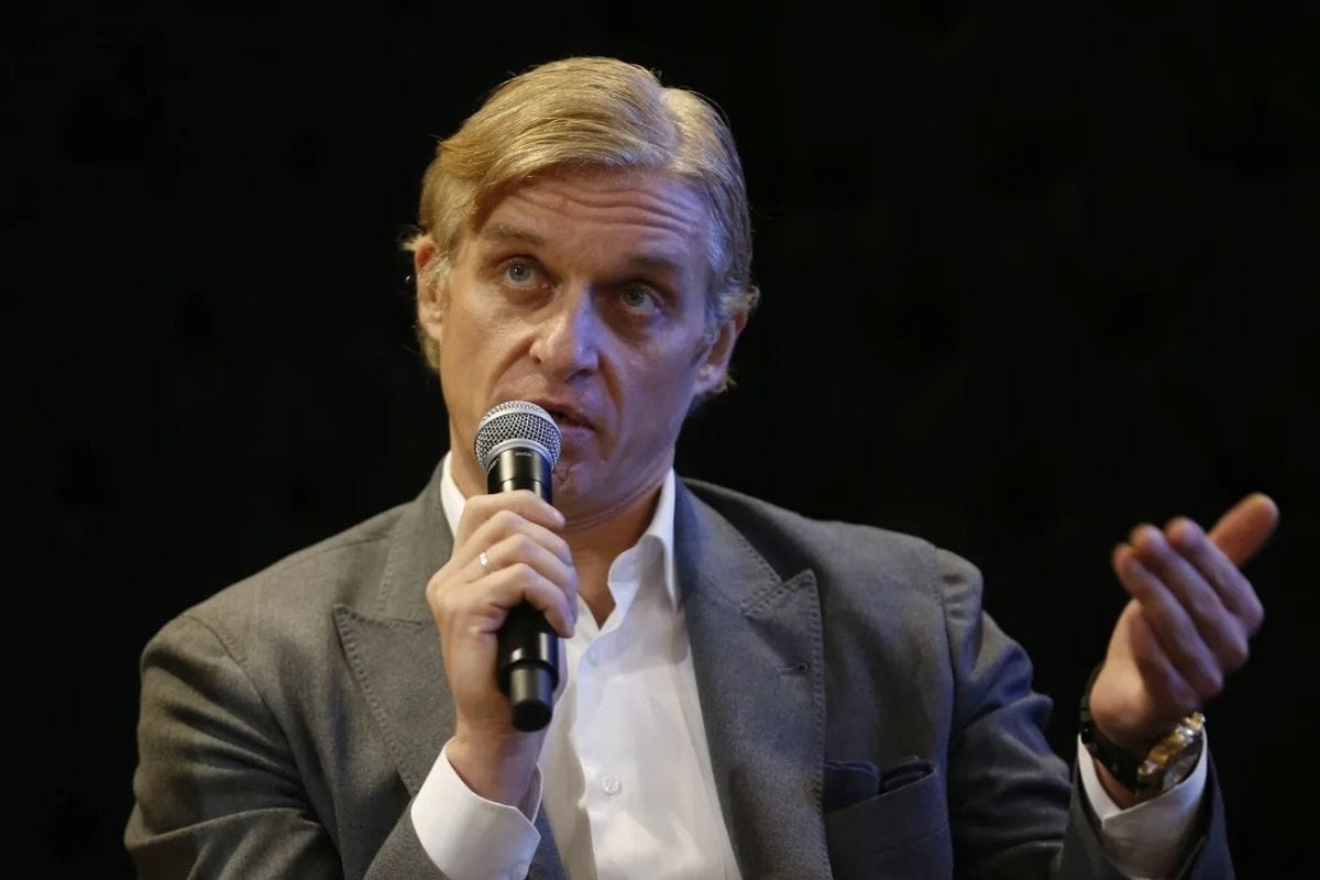 Oleg Tinkov speaking into a microphone during a public appearance
