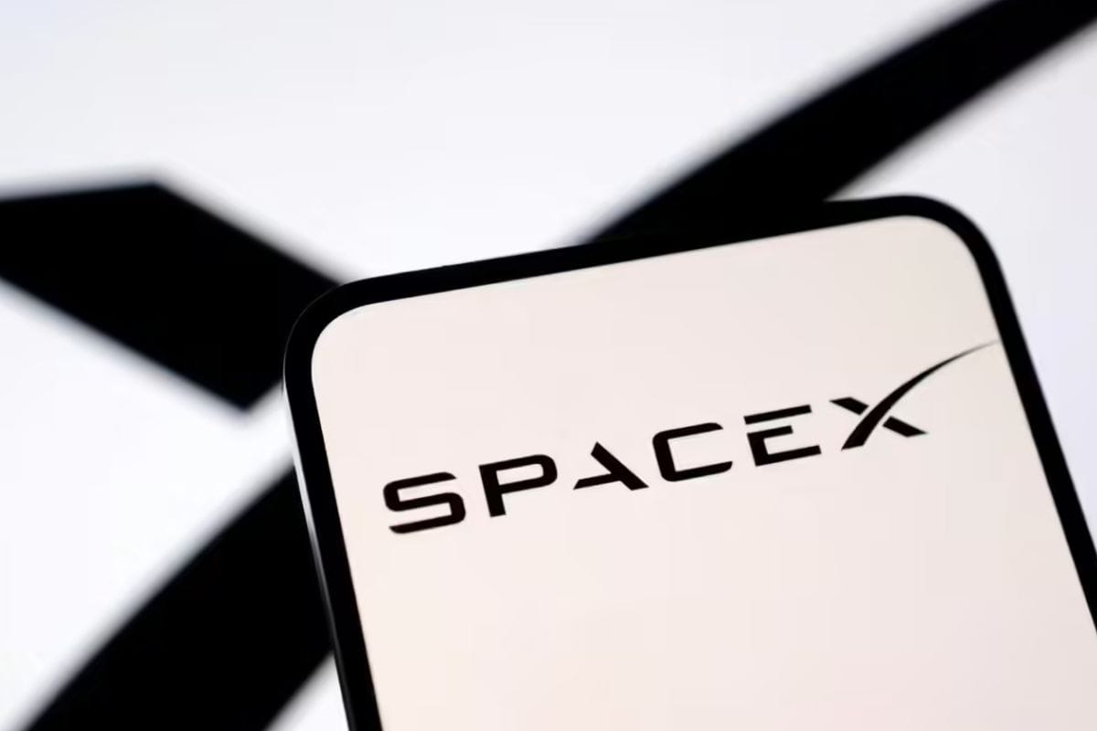 SpaceX logo with autonomous military drone concept for Pentagon contract